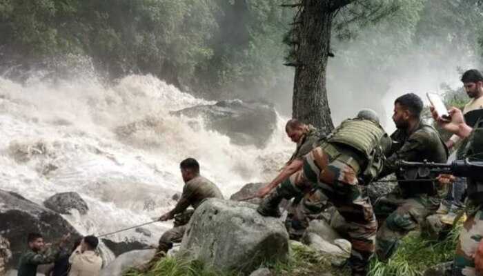 ढगफुटीमुळे काहींनी गमावला जीव, तर काहींनी आपल्या माणसांना गमावलं