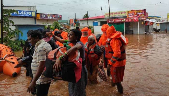 महापूर ओसरल्यावर महाडमध्ये रोगराईचं संकट, काय आहेत प्लेप्टोस्पायरोसिस आजाराची लक्षणं?