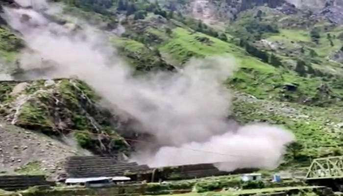 VIDEO : उत्तरकाशीत गंगोत्री नॅशनल हायवेवर भूस्खलन, नागरिकांना असा वाचवला जीव 