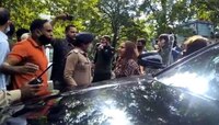 'वर्दी उतरवेन', लक्झरी कारचं चलन कापल्यामुळे तरूणीची पोलिसांना धमकी : VIDEO  