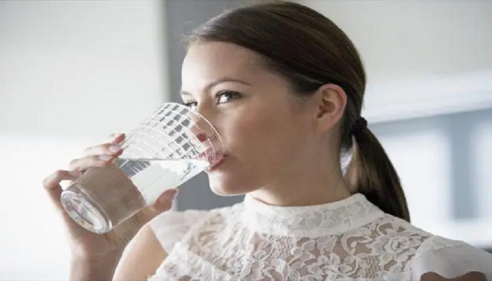 खाता खाता पाणी पिणं योग्य की अयोग्य? तज्ज्ञ काय म्हणतात?