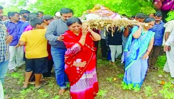 सासू नाही आई! चार सुनांकडून अंत्ययात्रेदरम्यान सासुला खांदा