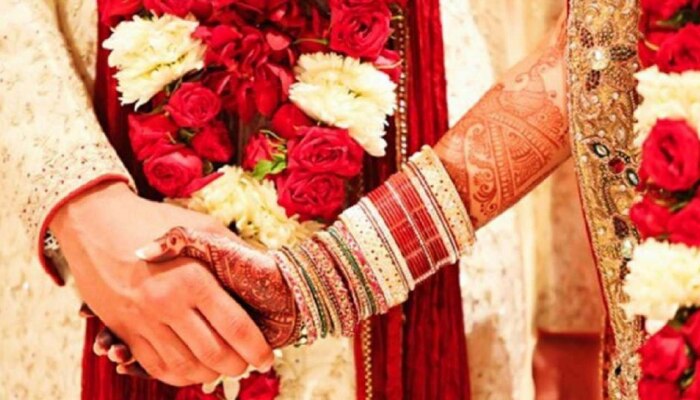 Wedding Video: वरमाळा घालताचं नवरदेवाने केलं नवरीला किस;  त्यांनतर पाहुण्यांनी तर...