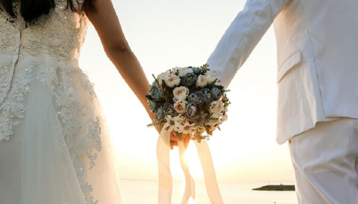 Viral Video : लग्न ठरताच नवरा-नवरीनं समुद्रात मारली उडी 