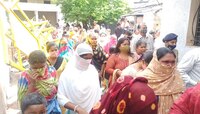 रेड लाईट भागात पोलिसांनी लावलेले बॅरिकेट्स महिलांनी तोडले 