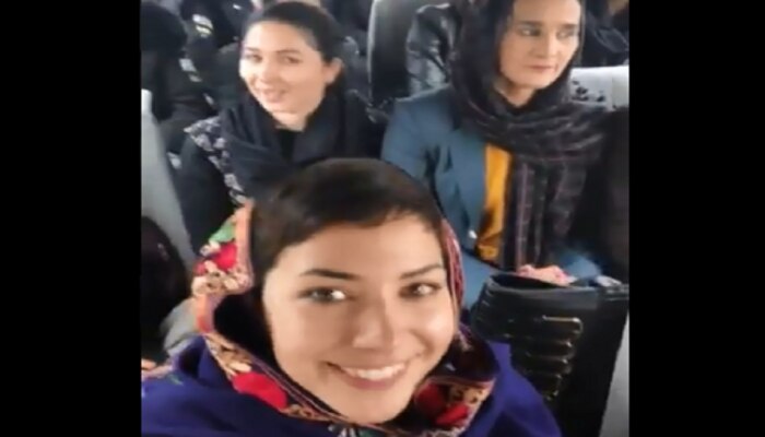 Afganistan मधील महिलांचा Viral Video पाहून नेटकरी म्हणतात, आता या हसऱ्या चेहऱ्यांचं काय होणार? 