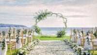 नवरदेवाने शॉट्समध्ये, तर वधू बिकनीत...असं केलं Destination Wedding.. पाहा व्हिडीओ