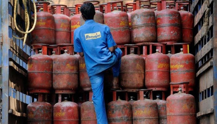 LPG cylinder price | सर्वसामांन्याना महागाईचा दणका, सिलेंडरच्या दरात दीड महिन्यात दुसऱ्यांदा वाढ