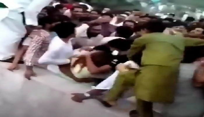 VIDEO : पाकिस्तानात महिला टिकटॉकरवर जमावाचा हल्ला, मारहाण करत कपडेही फाडले