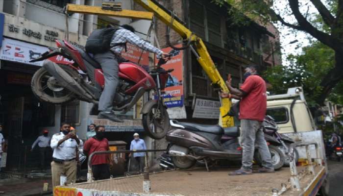 पुण्यात वाहतूक पोलिसांची अशी करामत, कारवाईची ही पद्धत किती योग्य?