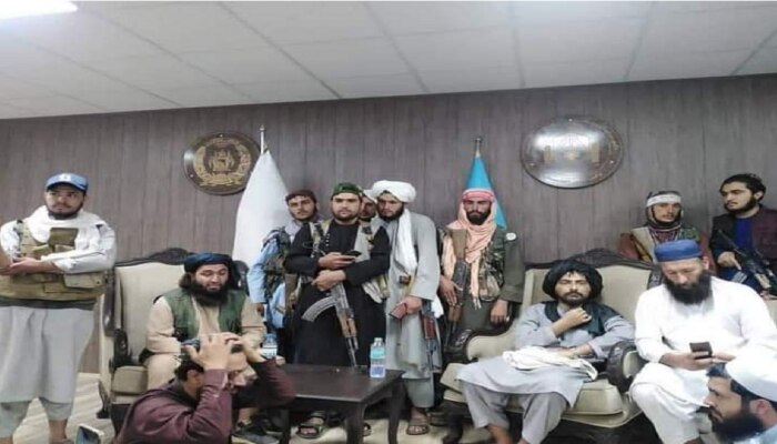 तालिबानी अफगाणिस्तान क्रिकेट बोर्डाच्या कार्यालयात, &#039;हातात बॅट नाही बंदूक&#039;    