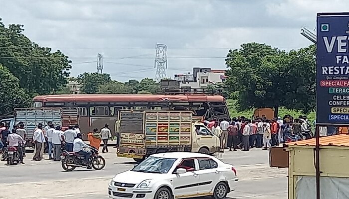 ST Bus आणि ट्रकचा भीषण अपघात...18 प्रवाशी जखमी, तर एका महिलेचा मृत्यू