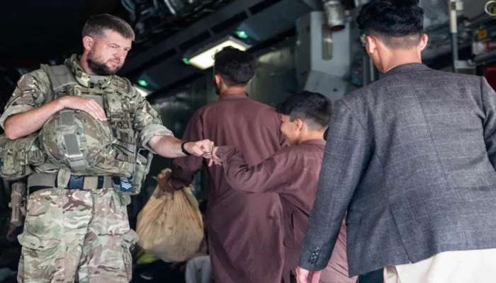 Talibanची Britainला धमकी : एका आठवड्यात Kabul Airport सोडले नाही तर युद्धाला सज्ज राहा 