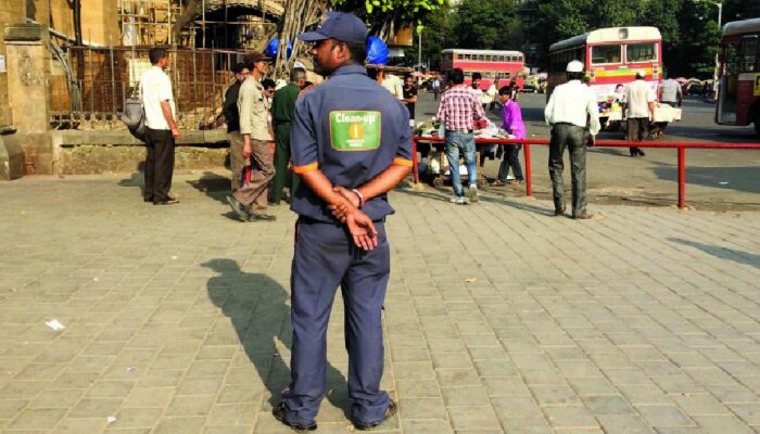 VIDEO : मुंबईत कारचालकाची मुजोरी, क्लीनअप मार्शलला कारवरून फरफटत नेलं 