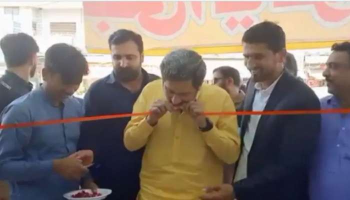 पाकिस्तान मंत्र्यांचा अजब कारनामा, कैचीने नाही तर दाताने कापली फीत : VIDEO