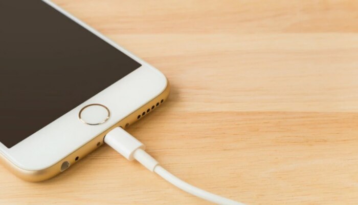 iPhone यूजर्स सावधान! &#039;या&#039; चार्जींग केबल ने हॅक होऊ शकतो तुमचा मोबाईल... 