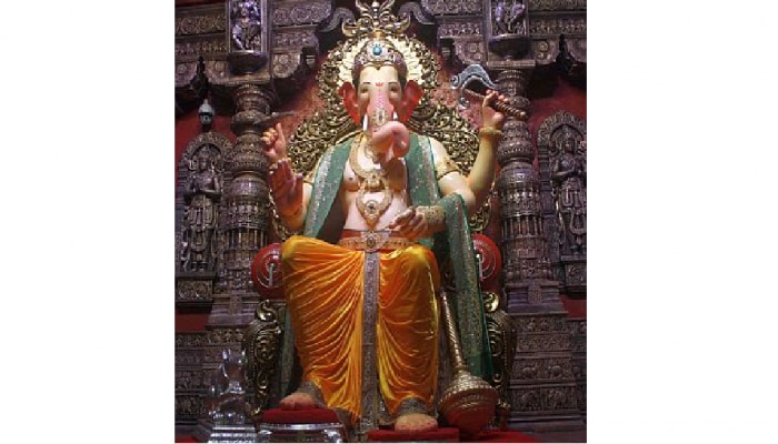Ganesh Chaturthi 2021 : लालबागच्या राजाला सोन्याची झळाळी; पाहा कसे आहेत नवे दागिने 