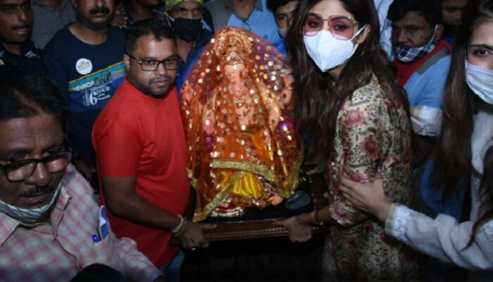 राज कुंद्राच्या विनाच यंदा शिल्पा शेट्टीने घरी आणली गणरायाची मूर्ती, उत्साहात बाप्पाचं स्वागत