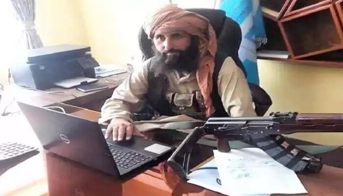 तो अफगाण रिझर्व्ह बँकेचा गव्हर्नर नाही | लॅपटॉप, AK-47 घेऊन बसलेला तो तालिबानच