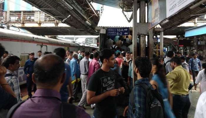 मुंबई लोकलमध्ये विषारी गॅस हल्ल्याचा दहशतवाद्यांचा कट, सुरक्षा वाढवली
