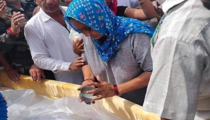 शहीद जवानाला आईकडून अखेरचा निरोप; यासाठी वाघिणीचं काळीज लागतं... 