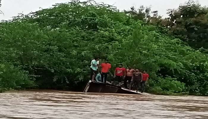 धक्कादायक! पुराच्या पाण्यात वाहूून गेली एसटी, नजरेसमोर होत्याचं झालं नव्हतं : VIDEO 