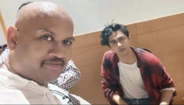 Aryan Khan NCB Arrest : NCB ऑफिसमध्ये आर्यनसोबत सेल्फी घेणारी &#039;ती&#039; व्यक्ती कोण? 