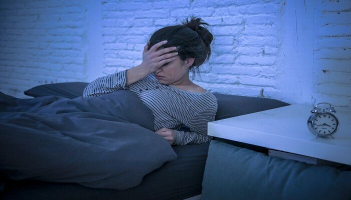 पुरेशी झोप न घेणे शरीरासाठी ठरु शकते घातक, यामुळे कोणत्या समस्या उद्भवतात जाणून घ्या
