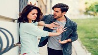 तरुणाकडून Girlfriend ची फसवणूक मग काय भर रस्त्यात अशी भोगावी लागली शिक्षा, पाहा फोटो