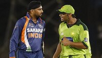T20 World Cup : Ind Vs Pak सामन्याआधीच भिडले हरभजन- अख्तर