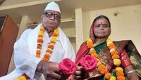  75 वर्षांच्या आजोबांनी 66 वर्षांच्या आजींसोबत बांधली पुन्हा लगीनगाठ