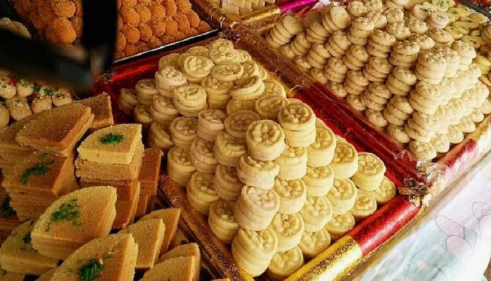 सणासुदीच्या काळात मिठाई विकत घेताना, या गोष्टींची काळजी घ्या