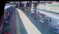 ती पडली, पण हिने तिला जिवावर खेळून वाचवलं, पाहा लोकल ट्रेन प्लॅटफॉर्मवरील हा थरार