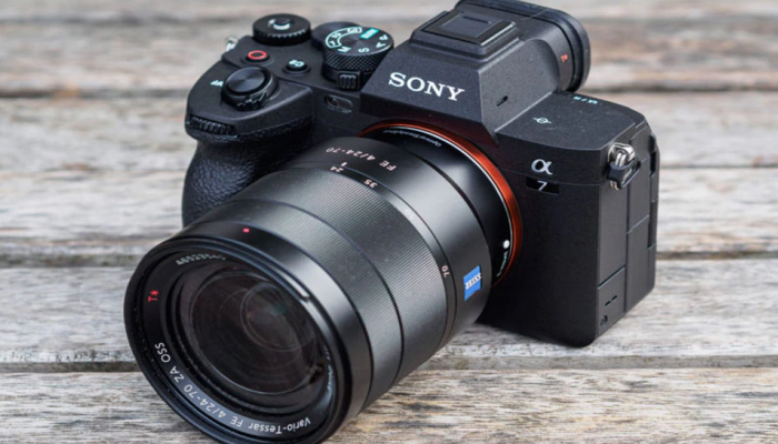 Sony ने सादर केला धमाकेदार Camera; चालत्या ट्रेनमधून काढा HD फोटो