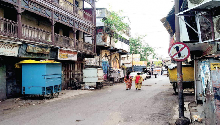 सावधान, पुण्यातील बुधवार पेठेत फिरायला गेला आणि असा तोटा झाला....