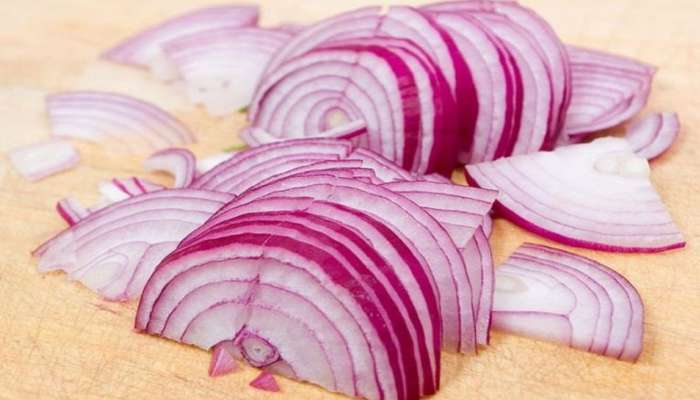 Onion Side Effects: कच्चा कांदा खाल्ल्याने होऊ शकतो हा आजार