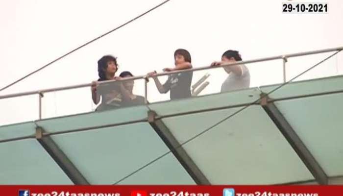  Mum Shahrukh_s Son Abraham Waving From Terrace