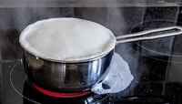गरम झाल्यावर दूध भांड्याच्या बाहेर पडतं,  मग पाणी का नाही? हे आहे त्यामागील कारण