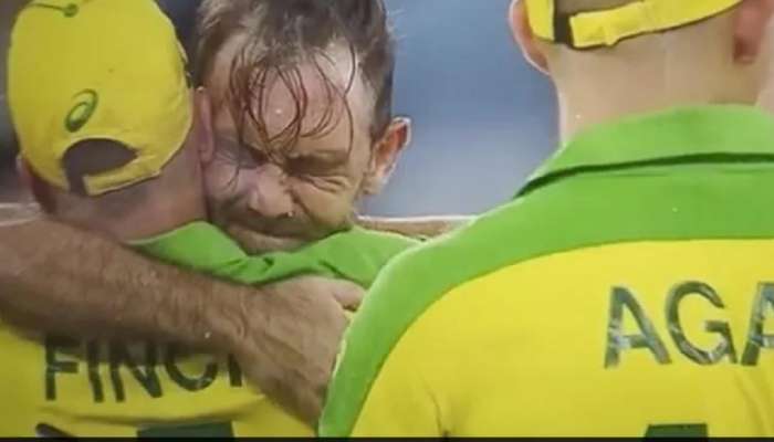 NZ vs AUS: कर्णधाराच्या गळ्यात पडून मैदानात ढसाढसा रडू लागला मॅक्सवेल...पाहा व्हिडीओ