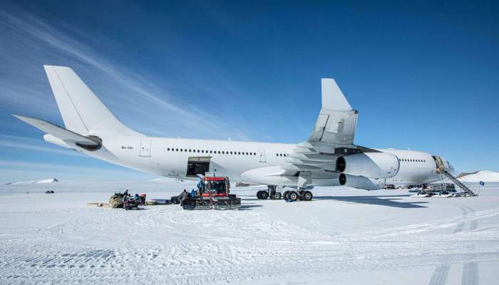 Antarctica : इतिहासात पहिल्यांदाच अंटार्क्टिकामध्ये बर्फावर उतरलं विमान