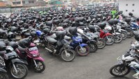 पार्किंगमध्ये उभ्या असलेल्या स्कूटीवर चोरांची हात सफाई, व्हिडीओ पाहून बसेल धक्का
