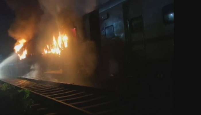 &#039;द बर्निंग ट्रेन&#039;चा थरार कॅमेऱ्यात कैद, रेल्वेच्या डब्याला भीषण आग  : VIDEO 