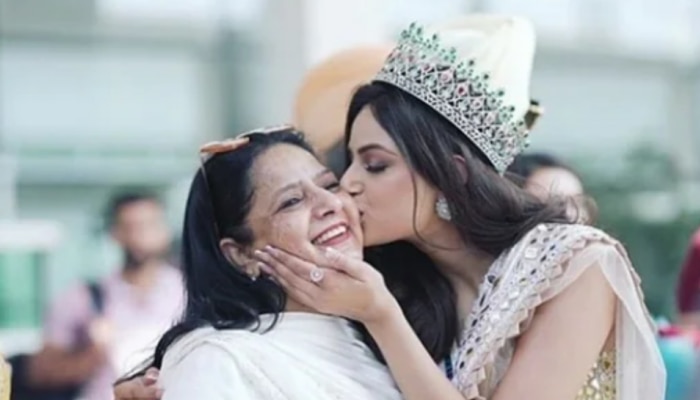 Miss Universe 2021 : देवाच्या चरणी आई नतमस्तक असतानाच तिथं लेकीनं उंचावलं देशाचं नाव....  !