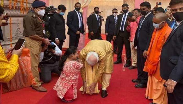 PM मोदींचा हा फोटो होतोय व्हायरल, मोदींनी दिव्यांग महिलेच्या पायाला केला स्पर्श
