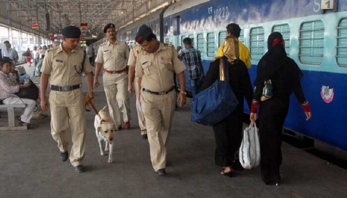 Mumbai : नव्या वर्षाच्या सरुवाती आधीच मुंबईवर आणखी एक संकट; रेल्वे स्थानकांवर चित्र बदललं 