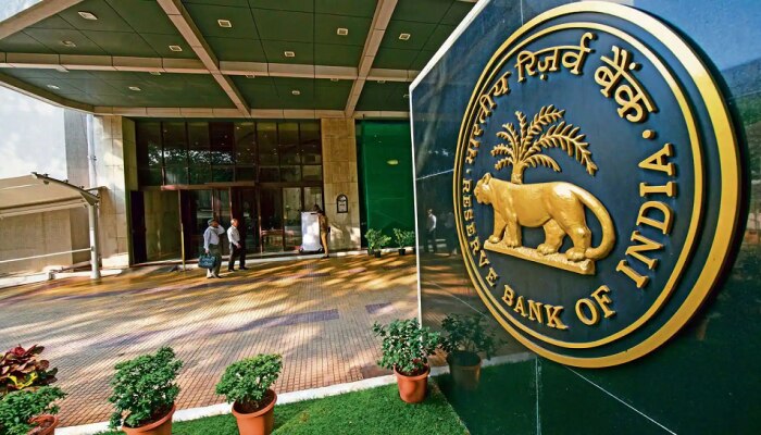Bank KYC Rules : RBI कडून बँकेच्या नियमात मोठे बदल, आता असं करावं लागणार बँक KYC