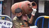 नवीन वर्षाची भेट! LPG सिलिंडर थेट 100 रुपयांनी स्वस्त