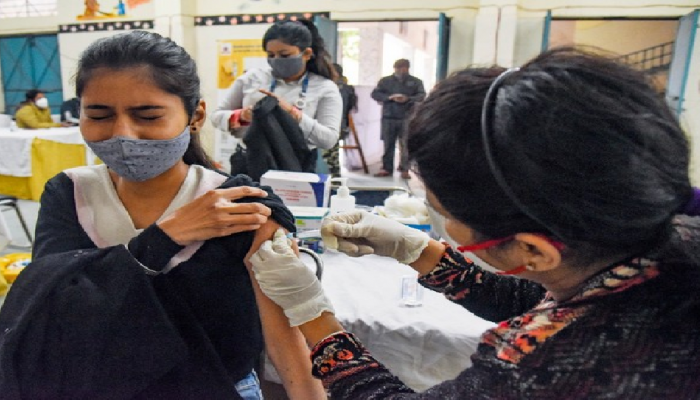 Corona Vaccination : येवल्यात विद्यार्थ्याला कोव्हॅक्सिनऐवजी दिली 'ही' लस 