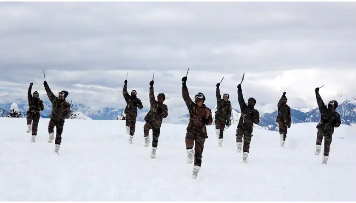 भारतीय जवानांना सलाम! तुफान बर्फवृष्टीत जवानांचा &#039;खुकरी डान्स&#039;चा VIDEO व्हायरल