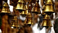 पूजेच्या वेळी मंदिरात घंटा का वाजवली जाते? वैज्ञानिक आणि धार्मिक महत्त्व जाणून घ्या